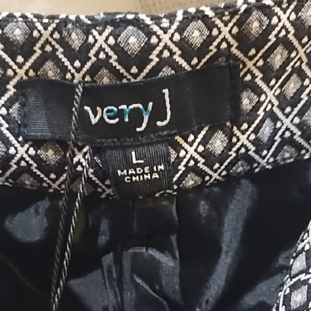Very J Monochrome Geometric High Waist Shorts - Picture 2 of 3